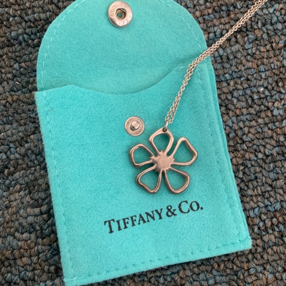 Tiffany & Co. hibiscus flower necklace - Picture 5 of 8